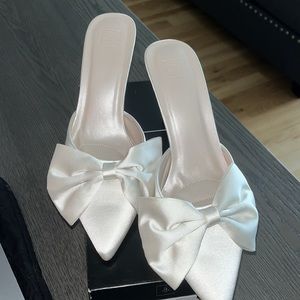 Beautiful bridal shoes, never worn!